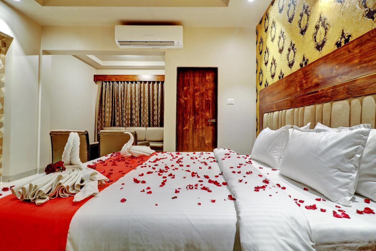 Hotel Apratim Lodging & Boarding Ulhasnagar Exterior photo