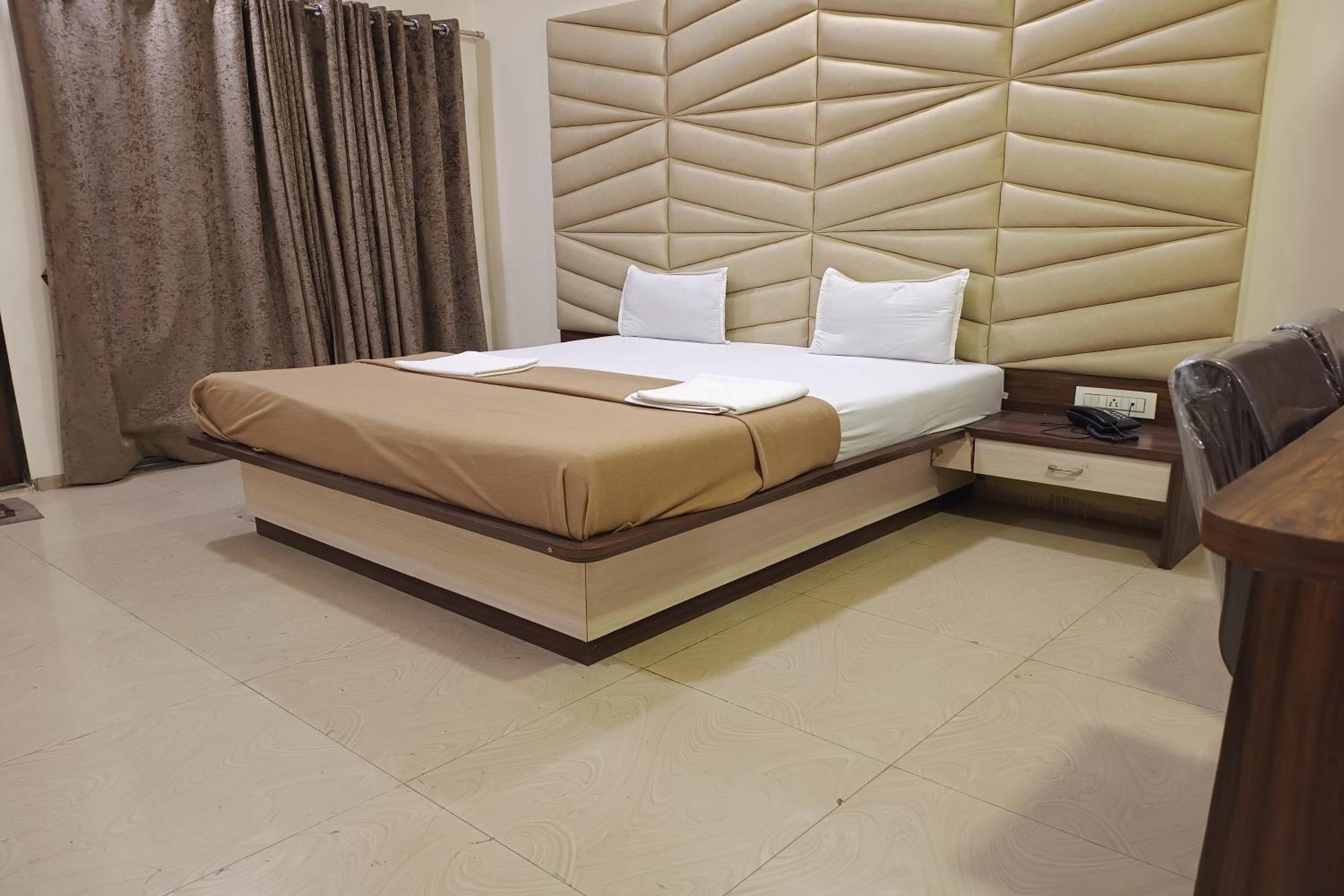 Hotel Apratim Lodging & Boarding Ulhasnagar Exterior photo